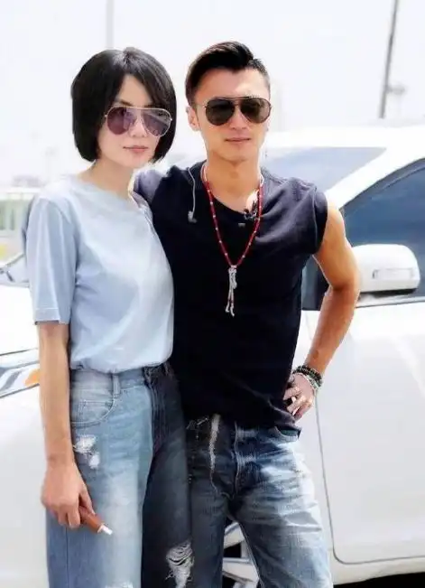  王菲谢霆锋豪宅秀恩爱,晒情侣头像夫妻相足,55岁女神仍嫩似少女