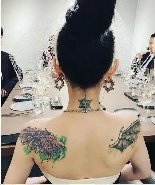  大s具俊晔街边秀恩爱,十指紧扣拧成麻花卷,演出时不忘表白大s