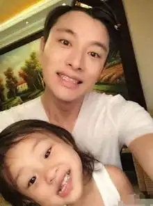 李小璐爸爸庆生全家笑容满面,甜馨的表情却尴尬,网友想爸爸了