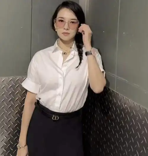  离婚后又纯又欲章子怡白衬衫麻花辫,46岁变人间水蜜桃受大佬青睐