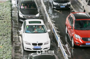  杭州情侣搂抱开车被拍拒绝危险驾驶安全文明出行图