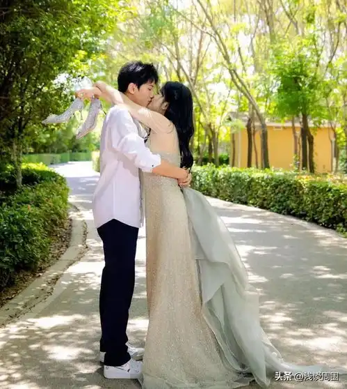  河南一对情侣高考结束就订婚,订完婚一家人去旅游,跟度蜜月一样