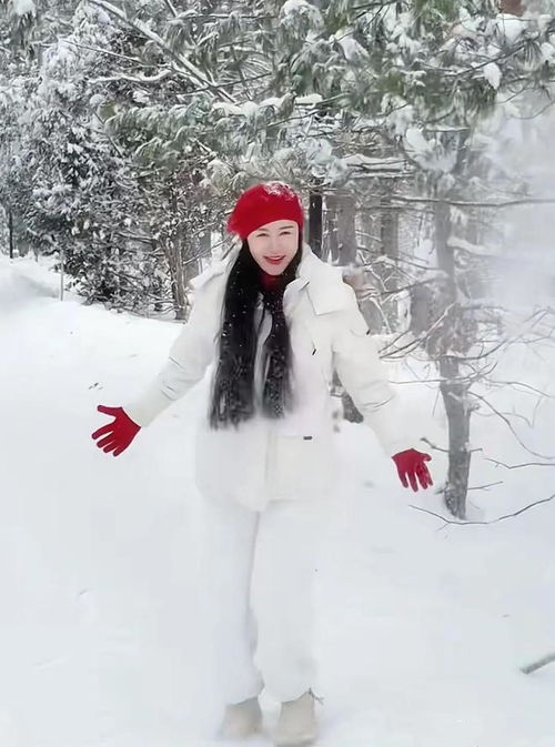 73岁张纪中好会玩,在雪地里给杜星霖画爱心,拥抱亲吻比小情侣甜
