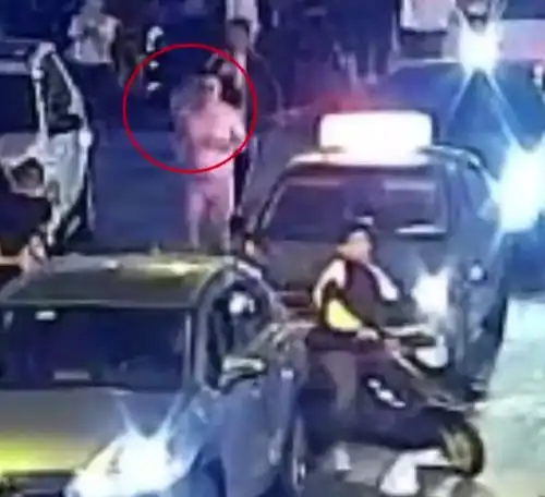 一男子与朋友酒后抬杠相约裸奔,引起群众围观造成交通堵塞 一男子与朋友酒后抬杠相约裸奔,引起群众围观造成交通堵塞