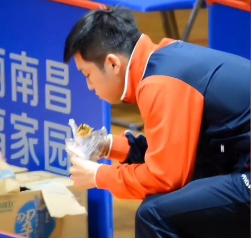  路人晒与樊振东合照,小胖笑容甜眼里流蜜,网友你揣鸡蛋灌饼啦