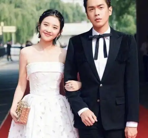  唐艺昕张若昀结婚图片,撒糖张若昀唐艺昕晒结婚照,深情拥吻太般配了