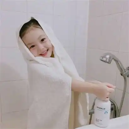 情侣头像坐在车上的萌娃洗澡