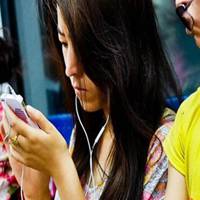  女生低头玩手机头像微信头像图片大全
