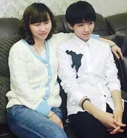  王俊凯跟谁合影都没输过,但唯独图9不同,网友绝对是真爱