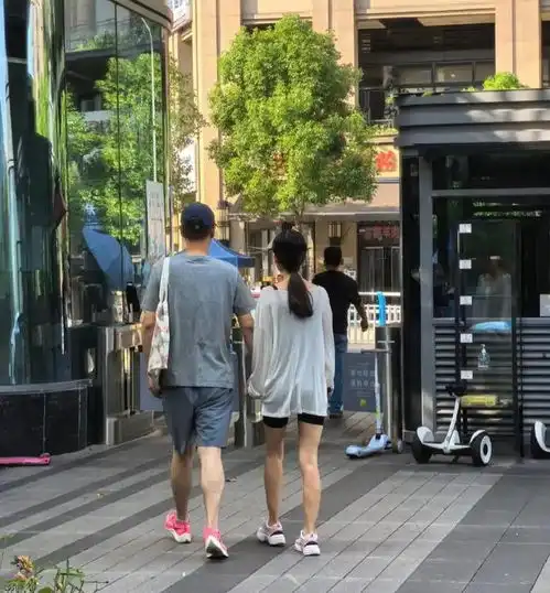  情侣重庆街头撒糖,45岁任重踩粉鞋牵孙骁骁,玩咖收心更踏实