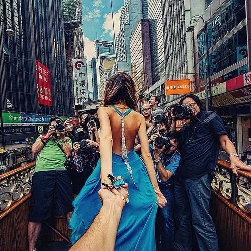  比牵手夫妇更浪漫,这对跨国恋情侣,边接吻边环游世界