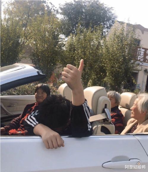  半夜开车带妹子出去玩,结果轮胎爆了,我该咋办哈哈哈哈