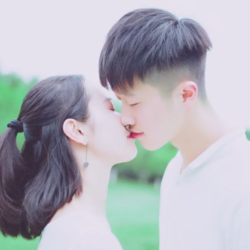  红唇轻吻