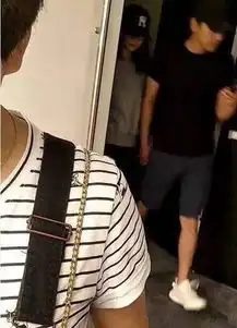  赵又廷高圆圆高甜外出看电影人群中拉手不惧拍