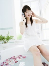  手捧耳机坐在浴缸上听歌的美女下载1050053