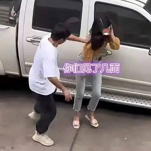  女子称加班不回家,但却现身男网友的车上,女子的狡辩真荒唐