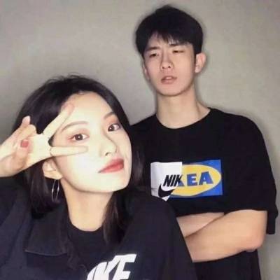  情头甜蜜真人一左一右2020最热情侣头像一人一半
