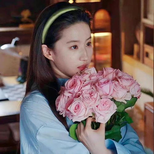 手捧玫瑰花的美女情侣头