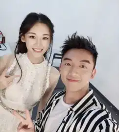  恋情实锤穿情侣装一同回家,果然冯小刚选中的女孩就是特别