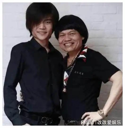 他的外貌独特,被星爷捧红,没钱时妻子离开,现在儿子比他帅 他的外貌独特,被星爷捧红,没钱时妻子离开,现在儿子比他帅