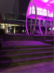  文化广场情人坎台阶绊倒多对情侣