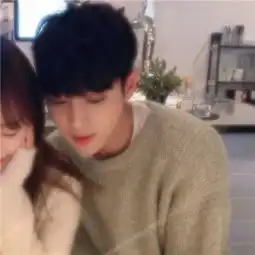  可爱情侣头像双人两张卖萌一左一右一张两个人