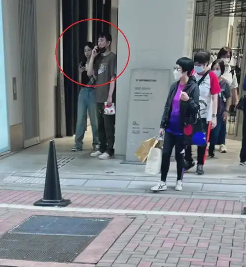 王思聪换头像回应当爹传闻后,被偶遇带美女在东京逛街,依旧潇洒