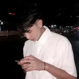  拿手机酷酷情头一人一张离不开你