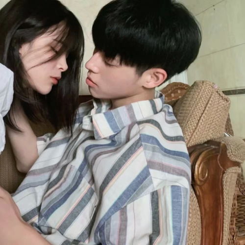  齁的发咸的情侣头像