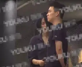  组图女神私下不高冷49岁王菲理发频露笑容抽电子烟解烟瘾