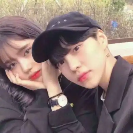 ins头像情侣一左一右吻