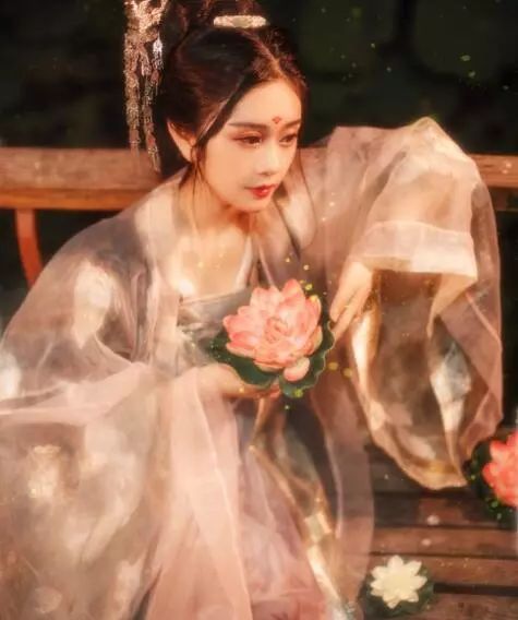  这四大生肖女,年龄越大越富贵好命