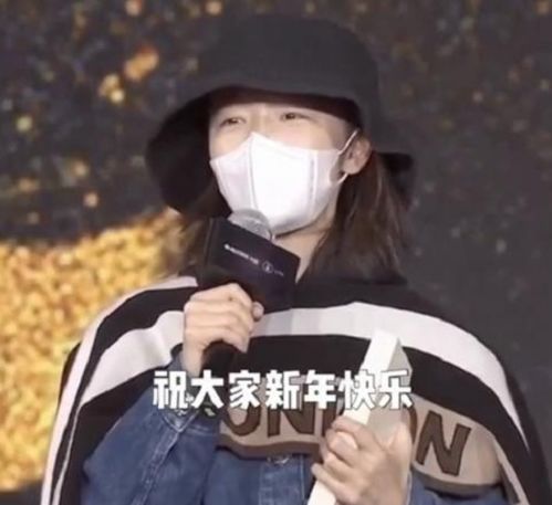  周冬雨戴帽子戴口罩领奖有隐情,却被知名作家吐槽耍大牌别太过分了