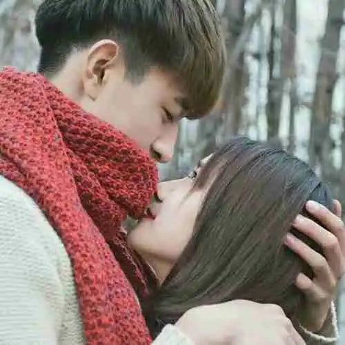 微信男生摸女孩头的头像微信头像图片大全