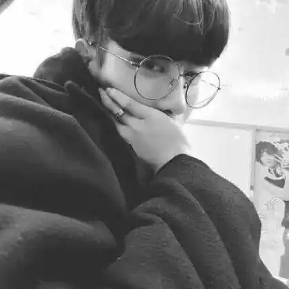 让脸埋在衣领中活在自我的男生,流行男生头像抖音 让脸埋在衣领中活在自我的男生,流行男生头像抖音