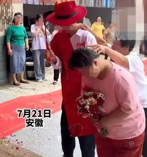 一对男女被人按着头拜堂,双方仅19岁,知情人男女都有残疾缺陷 一对男女被人按着头拜堂,双方仅19岁,知情人男女都有残疾缺陷