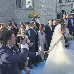  被女朋友牵着走的摄影师如愿娶到女神