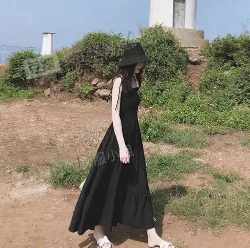 黑色吊带裙怎么穿能不露腋窝 黑色吊带裙怎么穿能不露腋窝