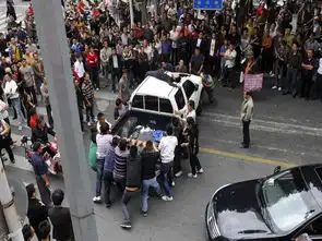 男子街头哭喊称城管打人致交通堵塞 男子街头哭喊称城管打人致交通堵塞