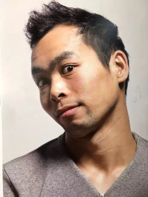 视频教学朱传奇教你画表情俏皮搞怪的男中年素描头像 视频教学朱传奇教你画表情俏皮搞怪的男中年素描头像