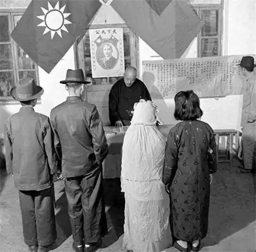  73年前一场包办婚礼2人皆未成年,新郎一脸稚气,新娘没有笑容