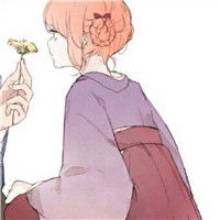 一个动漫情侣头画图风格好像是插画一样男头像是一个男孩手里拿着一朵花好像是野菊花送给一个女滴女头