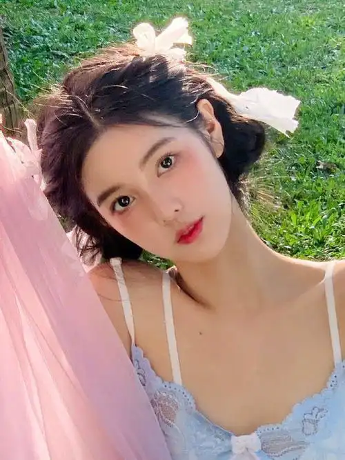  男人果然最爱纯欲风,吴亦凡绯闻女友大大的眼睛吊带裙,都是风情