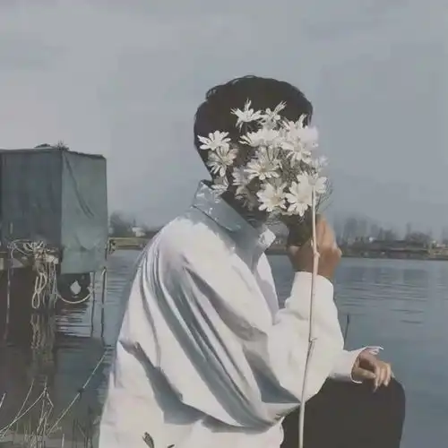  头像君全都在散发着恋爱的腐臭味