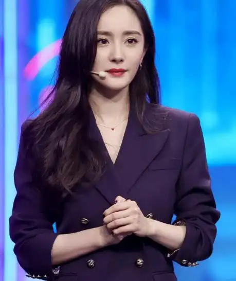  杨幂只顾谈恋爱和魏大勋隔空穿情侣鞋发同款文案,却一年未见女儿了