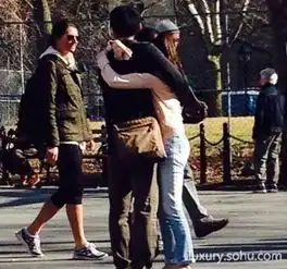  奶茶妹妹与刘强东最新情侣照曝光街头紧拥散步6473713奢侈品频道