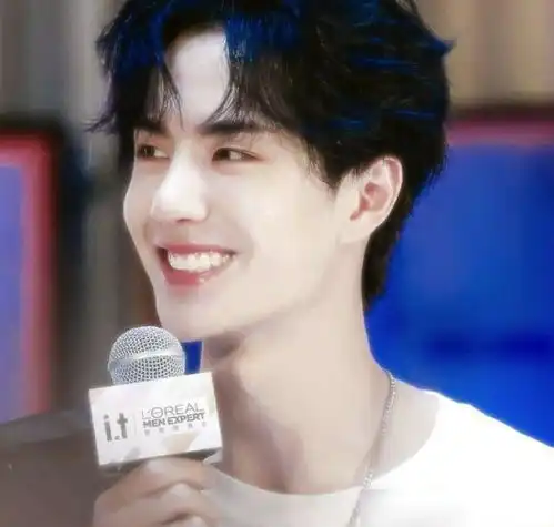  对比王一博12岁和现在的照片,说他整容的,你们是真的强