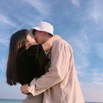 接吻情侣头像两张情侣接