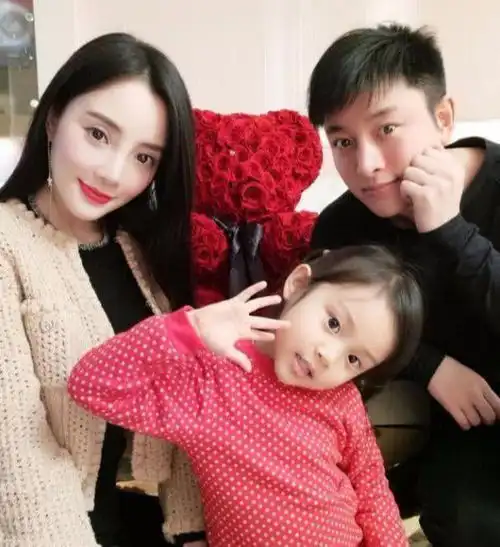  李小璐带甜馨海边度假,贾乃亮疑似同行,网友竟然希望二人复合