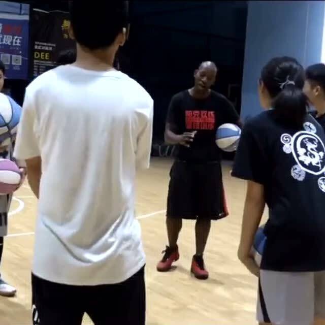  感觉跟着这个帕克篮球教练,不但球技提升很快,英语还能学不少